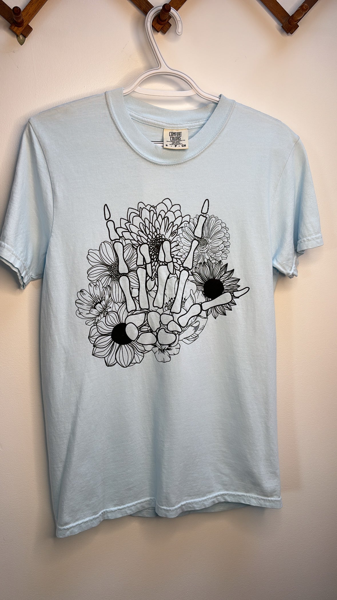 Skull Hand & Flowers Tee. Small